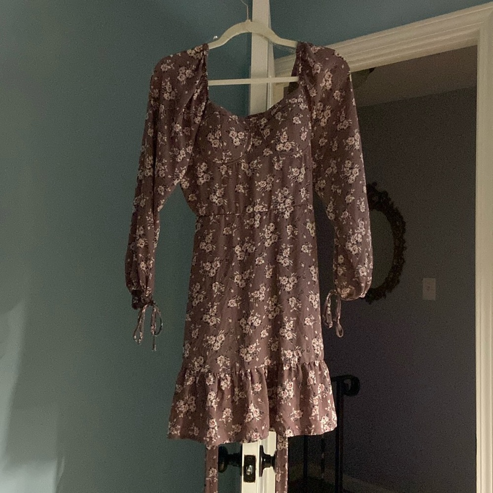 Floral dress. Tie sleeves. Tie waist.